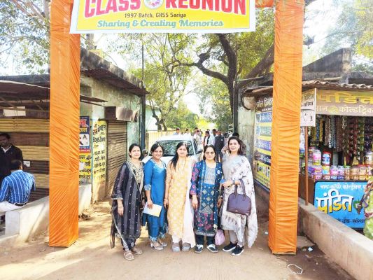 27 साल बाद छात्र-छात्राओं की भेंट, शिक्षकों ने दिया आशीर्वाद