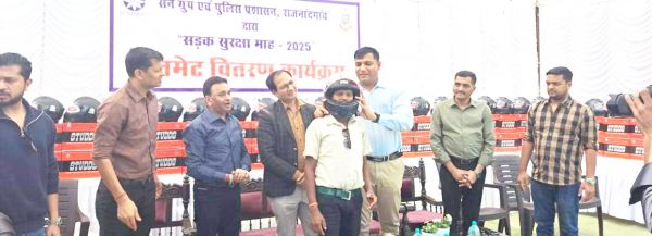 फैक्ट्री मजदूरों को  हेलमेट वितरण