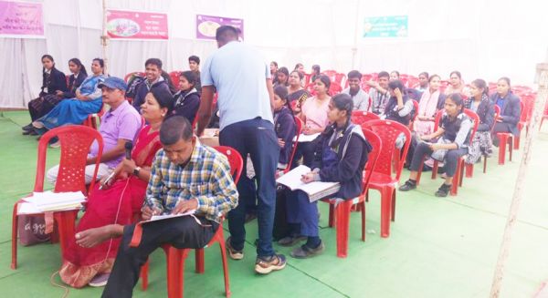वाद-विवाद स्पर्धा में स्कूल-कॉलेज विद्यार्थियों ने लिया हिस्सा