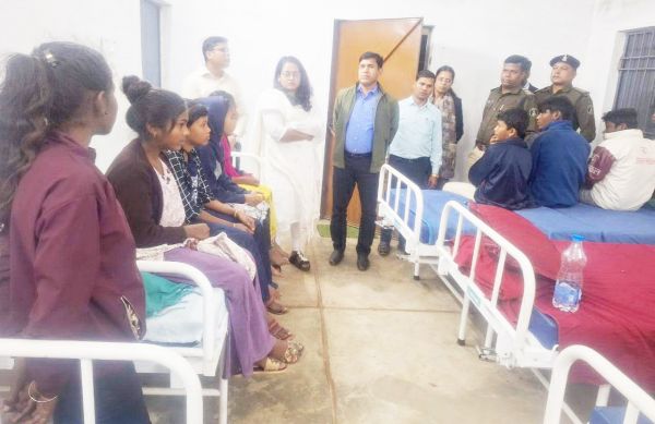 कलेक्टर-एसपी ने घायल बच्चों से ली स्वास्थ्य की जानकारी