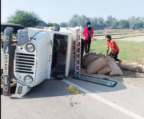  धान लोड पिकअप पलटी, उपार्जन केंद्र में खपाने की आशंका
