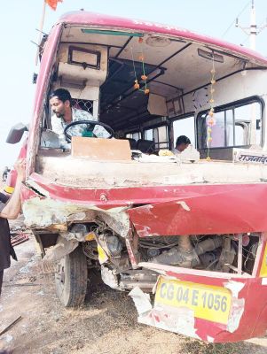सब्जी भरी पिकअप और बस में भिड़ंत