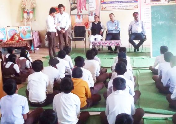  हेलमेट, सील बेल्ट लगाना जरूरी सडक़ सुरक्षा और यातायात संबंधी नियमों की दी जानकारी