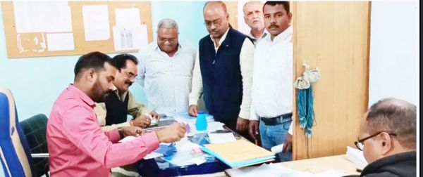 नामांकन के पहले दिन पूर्व सभापति समेत 20 ने खरीदे फार्म