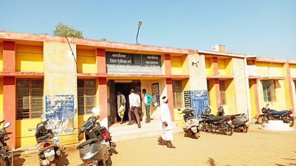 पटवारी नहीं कर रहे ऑनलाइन काम, नामांतरण, बंटाकन, नक्शा, खसरा दुरूस्त काम प्रभावित