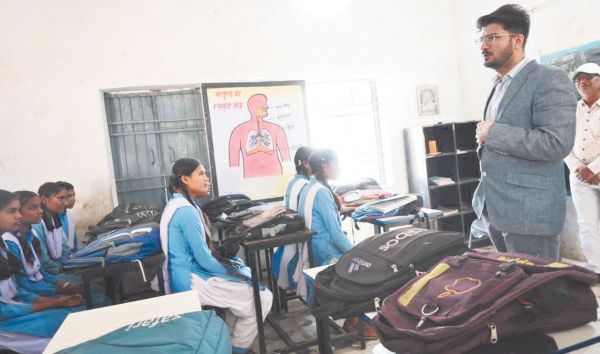 कलेक्टर ने खपराडीह में हेल्थ कैम्प का लिया जायजा