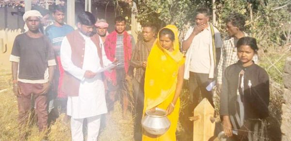 नल-जल योजना तीन माह से ठप, पानी के लिए तरस रहे राष्ट्रपति के दत्तक पुत्र पंडो परिवार