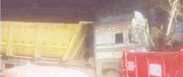 ट्रैक्टर-ट्रॉली को ठोकर मारते मकान में घुसा मालवाहक, बाल-बाल बचे लोग