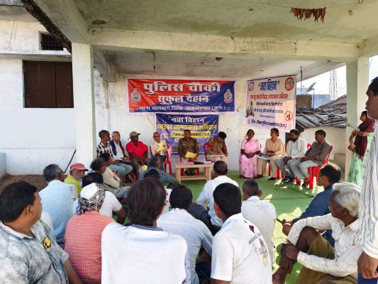 चलित थाना में पुलिस ने सुनी ग्रामीणों की समस्याएं