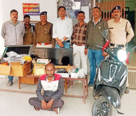 स्कूटी शोरूम में चोरी, आरोपी गिरफ्तार