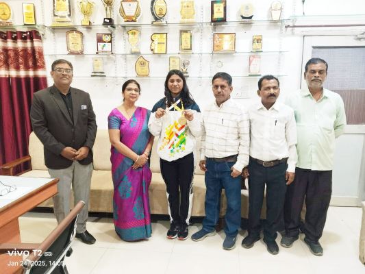 छात्रा सोनाली ने जीता सिल्वर मेडल, प्राचार्य ने दी प्रोत्साहन राशि