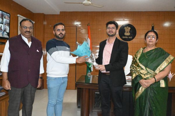 एडवोकेट ऑन रिकार्ड परीक्षा में पास अधिवक्ता देवाशीष ने की कलेक्टर से सौजन्य भेंट