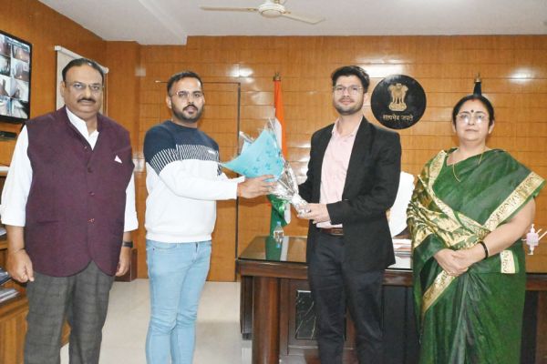 एडवोकेट ऑन रिकार्ड परीक्षा में पास अधिवक्ता देवाशीष ने की कलेक्टर से सौजन्य भेंट