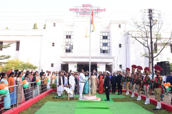 गणतंत्र दिवस पर जगह-जगह ध्वजारोहण, सांस्कृतिक कार्यक्रम भी