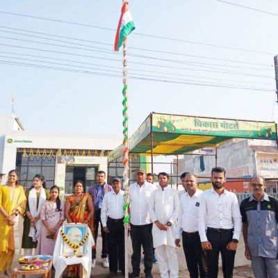 श्याम अग्रवाल ने किया ध्वजारोहण