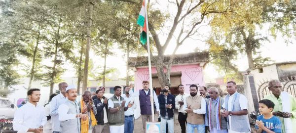 पत्रकार कार्यालय में ध्वजारोहण