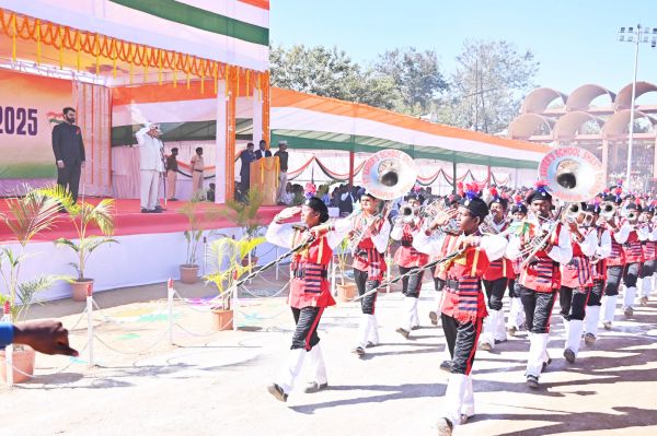 श्रम मंत्री लखन लाल देवांगन ने जशपुर में ध्वजारोहण कर ली परेड की सलामी