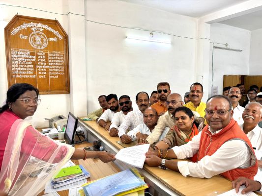 भाजपा से अध्यक्ष व पार्षद प्रत्याशियों  ने रैली निकाल किया नामांकन दाखिल