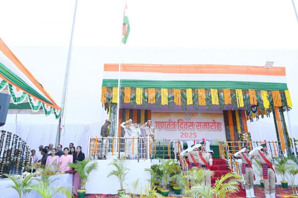 सांसद रूपकुमारी चौधरी ने फहराया तिरंगा, सांस्कृतिक कार्यक्रम व झांकी ने मोहा मन