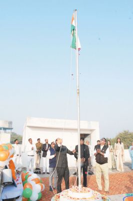 कलेक्टर ने किया ध्वजारोहण
