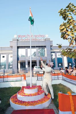 संयुक्त जिला कार्यालय में कलेक्टर ने फहराया राष्ट्रीय ध्वज