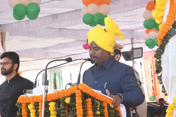 दंतेवाड़ा में केदार कश्यप ने फहराया तिरंगा