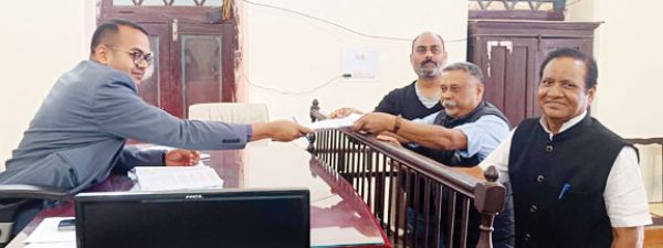 कांग्रेस प्रत्याशी अजय तिर्की ने महापौर के लिए एक सेट नामांकन किया दाखिल