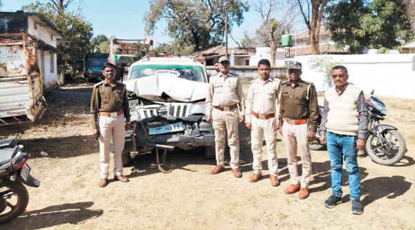 स्कॉर्पियो से कर रहे थे तस्करी, लकड़ी और वाहन जब्त