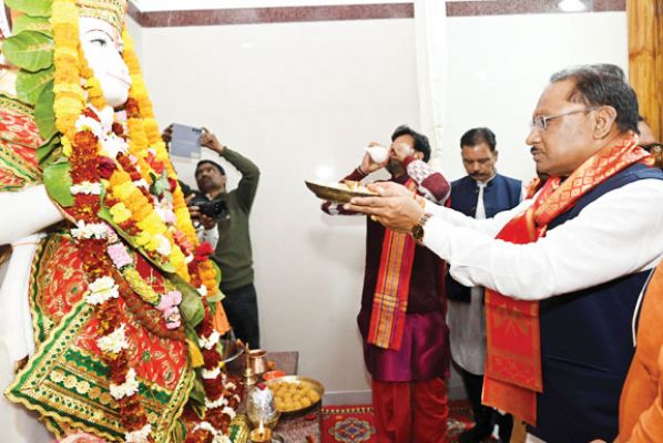 सीएम ने कलेक्टरेट परिसर स्थित दक्षिणमुखी हनुमान मंदिर में की पूजा-अर्चना