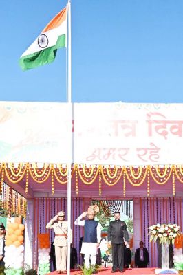 सरगुजा में सीएम ने ध्वजारोहण कर परेड की ली सलामी