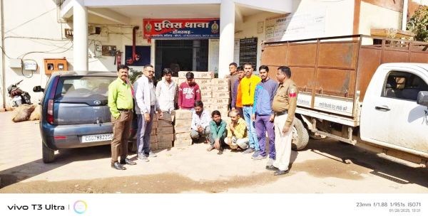 कुम्हडाटोला मार्ग में दो वाहनों से 45 पेटी शराब जब्त