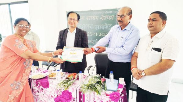 व्याख्याता वर्गीस सम्मानित