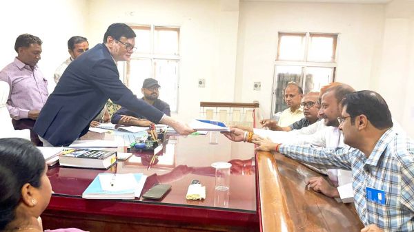 बिना तामझाम के निखिल ने दाखिल किया पर्चा