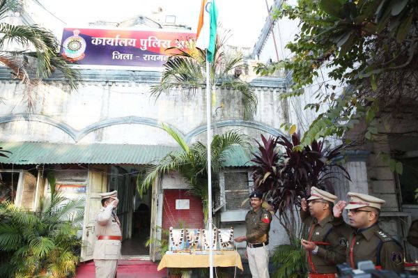 गणतंत्र दिवस पर पुलिस कार्यालय व थाना चैकियों में ध्वजारोहण, शहीद परिवारों का सम्मान