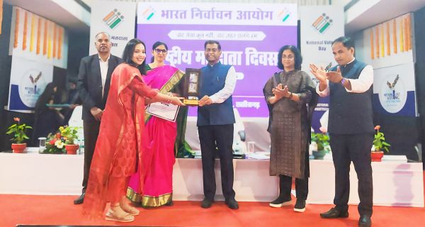 जिपं सीईओ स्पेशल अवार्ड से सम्मानित