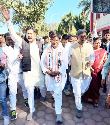 गाजे-बाजे के साथ खुली जीप में रैली निकाल मेयर कांग्रेस प्रत्याशी डॉ. विनय ने किया नामांकन दाखिल 