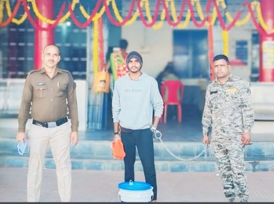 70 लीटर अवैध महुआ शराब जब्त, महिला समेत दो आरोपी गिरफ्तार 