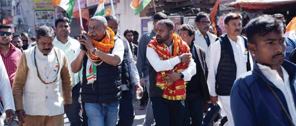 कांग्रेस के मेयर प्रत्याशी डॉ.अजय तिर्की के साथ पार्षद प्रत्याशियों ने  रैली निकाल किया नामांकन दाखिल