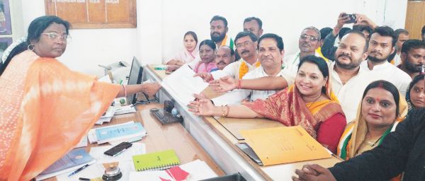 कांग्रेस ने नामांकन में दिखाई ताकत, अंतिम दिन भरा पर्चा
