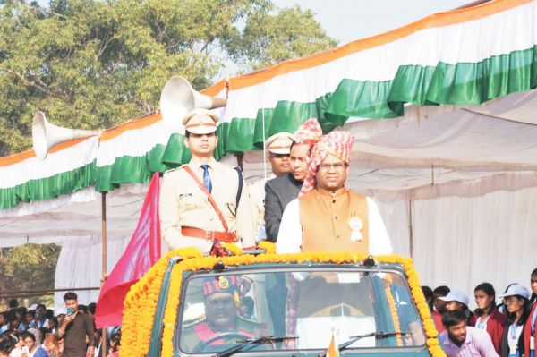 मरवाही विधायक प्रणव ने ध्वजारोहण कर परेड की सलामी ली