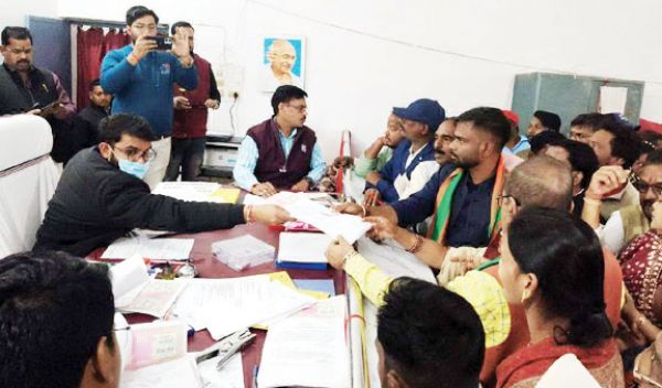 शक्ति प्रदर्शन के साथ भाजपा प्रत्याशियों ने सीतापुर में किया नामांकन दाखिल
