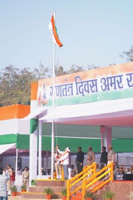 डिप्टी सीएम शर्मा ने जगदलपुर में ध्वजारोहण कर ली परेड की सलामी