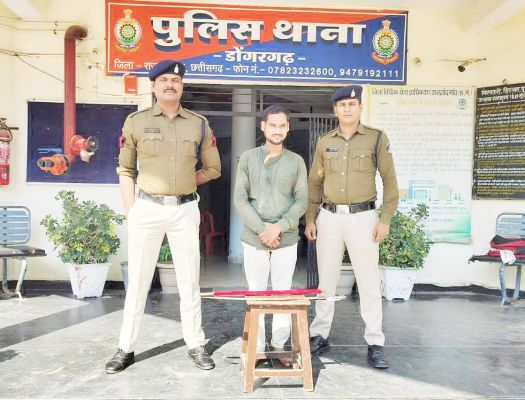 तलवार लहराते युवक पकड़ाया