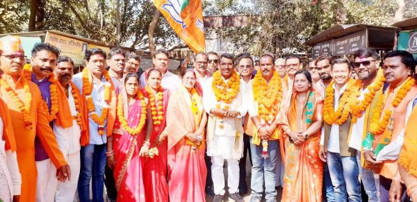 भाजपा-कांग्रेस ने शक्ति प्रदर्शन कर दाखिल किया नामांकन