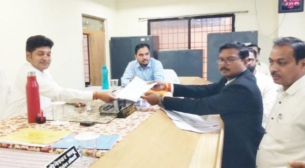 गरियाबंद: रैली निकाल भाजपा-कांग्रेस प्रत्याशियों ने भरे नामांकन