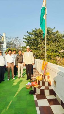 आयुक्त विश्वकर्मा ने  किया ध्वजारोहण