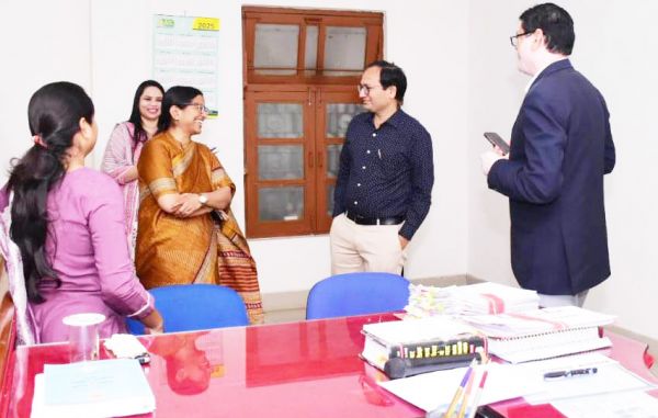  प्रेक्षक जयश्री जैन ने रिटर्निंग ऑफिसर कक्ष का किया निरीक्षण