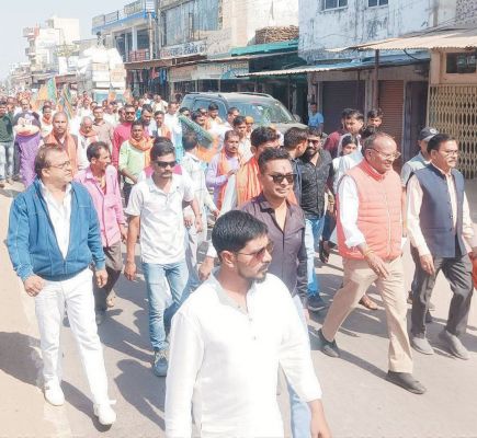 भखारा नपं में विधायक चन्द्राकर के साथ भाजपा उम्मीदवारों ने भरा पर्चा