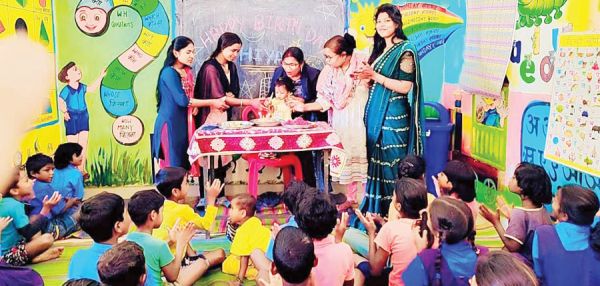 शिक्षिका ने बेटी के जन्मदिन पर करवाया न्यौता भोज