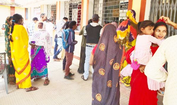 पंचायत चुनाव: प्रत्याशी जमा कर रहे नामांकन